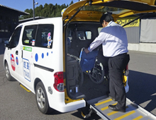 車イス積載車両NV200タクシー　車イス用スロープ